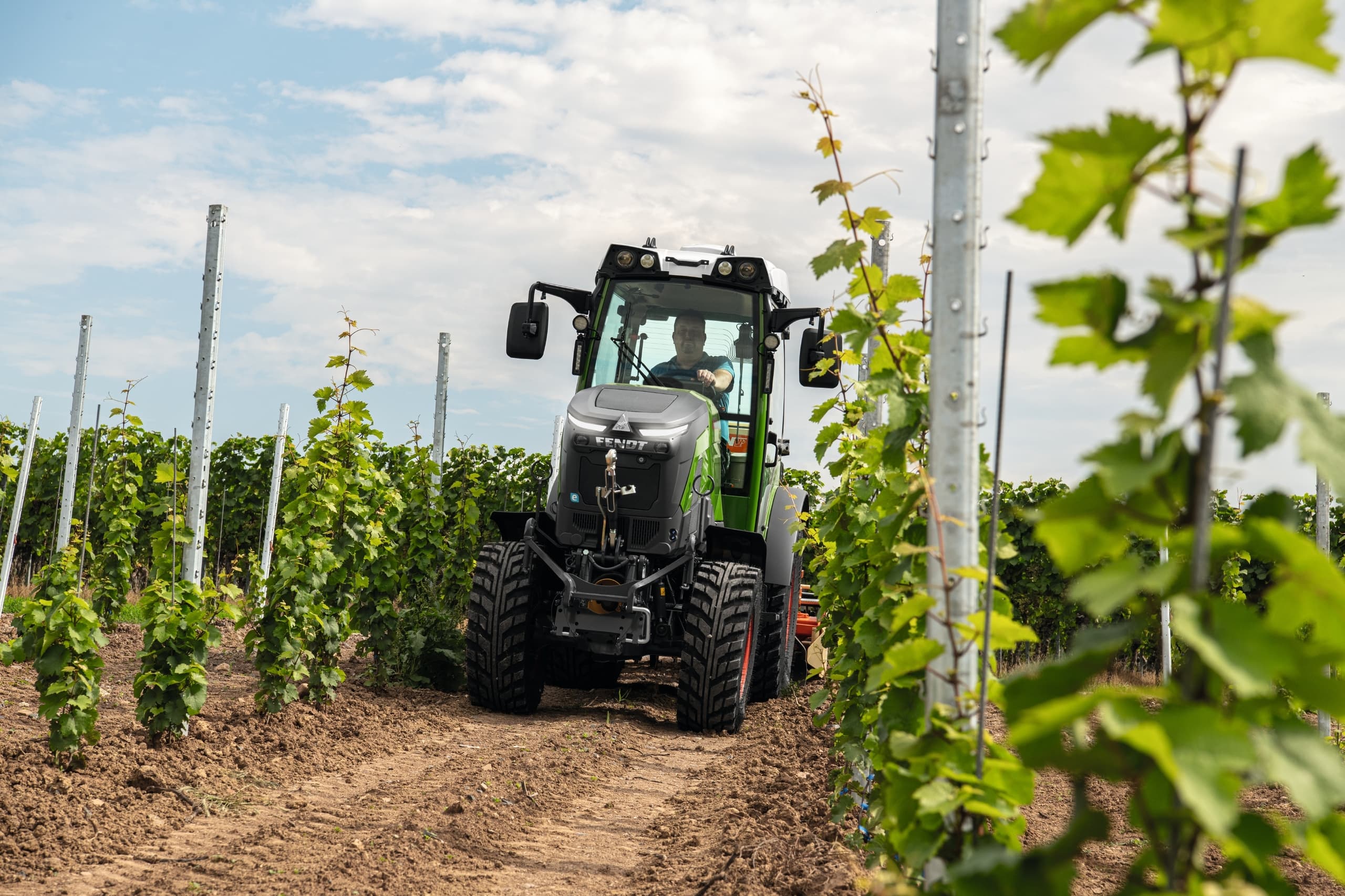 Elektrischer Landwirtschaftstraktor Fendt e107 V Vario im Weinberg